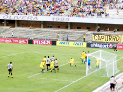 Incidencia del partido entre Peñarol (de gris) y Cerrito, por el Campeonato Apertura, en el estadio Atilio Paiva Olivera