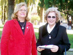 La Prof. Gladys Canziani entrega de un pergamino a la Sra. Teresa Pereira de Osorio