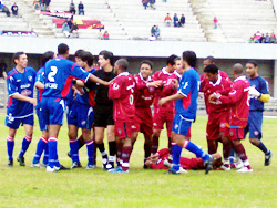 Fue un brillante espectáculo pero el fútbol faltó a la cita
