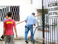 Bomberos luchan contra las llamas en el predio de la Junta Departamental de Rivera