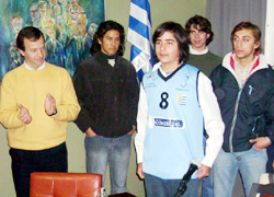Luis Albornoz, en representación de sus compañeros, fue quien recibió el primer equipo y vistió la camiseta celeste para la fotografía