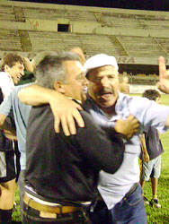 Danilo Picanzo y Juan A. González celebran la obtención del título del Decano