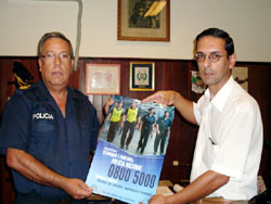 Se hizo entrega a la Jefatura de Policía de los afiches para la campaña de difusión del servicio 0800-5000
