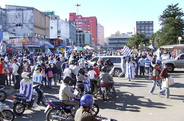 El pueblo riverense salió a la calle a festejar un triunfo uruguayo