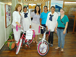 Dos niñas del interior fueron favorecidas con bicicletas
