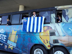 El riverense Juan Manuel San Martín celebra con la bandera del Departamento