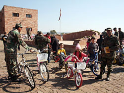 Entrega de bicicletas en el Regimiento de Caballería Mecanizado Nº 3