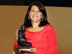 Bety Labandera expone en el hall de edificio comunal