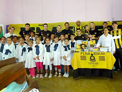 Peña aurinegra riverense entregó útiles escolares a alumnos de la Escuela Nº 74 de Arroyo Sauzal