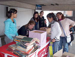 Riverenses se sumaron para aportar su libro para “Las Flores”