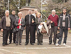 En Plaza Artigas de Rivera: Edilberto Chalela Zamora, Charbel Abi Rached, Martha Chalela, Jean Pierre El Feghali (Padre Antonio), Antoine Abi Saab, Marina Elías Daher Ruben Henaise, Salim Nassar.