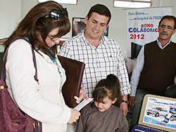 Entregan premio del primer sorteo de la campaña Amigos del Hospital
