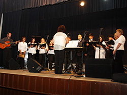 Brillante interpretación coral en el espectáculo “Diez años viviendo la música”