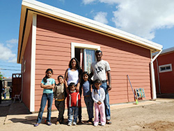 Quedaron inauguradas cuatro viviendas de madera en barrio Mandubí