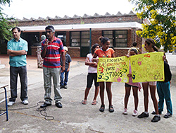 Se realizó ayer un acto de repudio a incendios en centros escolares