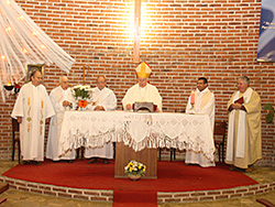 El Monseñor Julio Bonino otorgó el sacramento de la confirmación