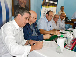 Se firmó un convenio para la construcción y reparación de veinte refugios peatonales