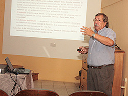 El Dr. Richard Pérez realizó una charla sobre el “pietín”