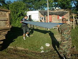 CECOED realiza la entrega de chapas a los damnificados por temporales de enero y febrero
