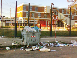 Vecinos solicitan recolección de residuos frente a UTU