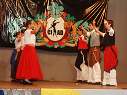 Se realizó en el Teatro Municipal el Festival Hermanando Patrias 2014