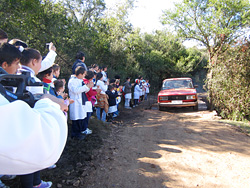Vecinos de Paso del Parque construyen puente