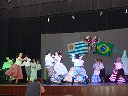 Organización y color en la festividad promovida por el Colegio Rodó