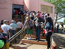 Un domingo de sol y votos