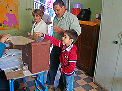 Un domingo de sol y votos