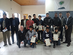 Dieciocho refugios peatonales son entregados a la comunidad por los jóvenes del Proyecto Caqueiro