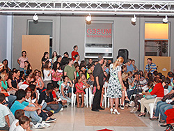 Creatividad estudiantil en pasarela en los festejos de los 50 años del Liceo 2