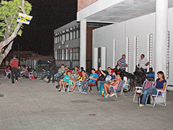 Padres pasaron la noche frente a la Escuela Técnica, con la esperanza de inscribir a sus hijos