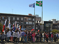 Cambio de banderas en el Monumento ELO