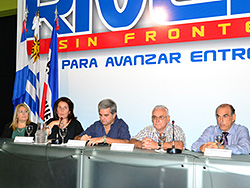 Entrega de títulos de propiedades a vecinos del barrio Mandubí