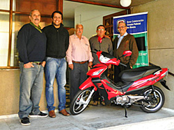 Círculo Policial entrega motocicleta