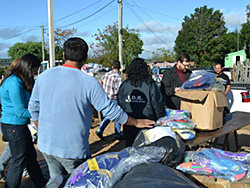 Intendencia y ONG Transforma entregan ropas y calzados a 197 familias de Cerro del Estado