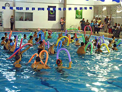 Excelente tarde de natación se vivió en la piscina de la Plaza de Deportes