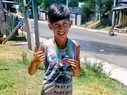 El riverense Juan Luis Silveira corrió descalzo y salió primero en la “San Fernandito”